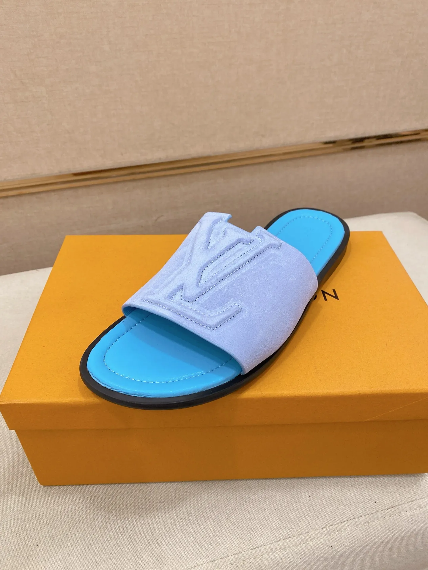 Men's shoes 💰: 340💰Made by LV🔍Top purchasing agents. Men's spring and summer slippers are available at the same counter. The uppers are imported cowhide from Italy, with logo graphics and high-quality craftsmanship. Soles: original soles specially provided by the original factory. Exclusive movable molded soles are super comfortable. Original goods follow orders. 🔍🔍High quality. You can enter and exit the counter at will. Welcome to compare. Size 38-44. Can be customized45